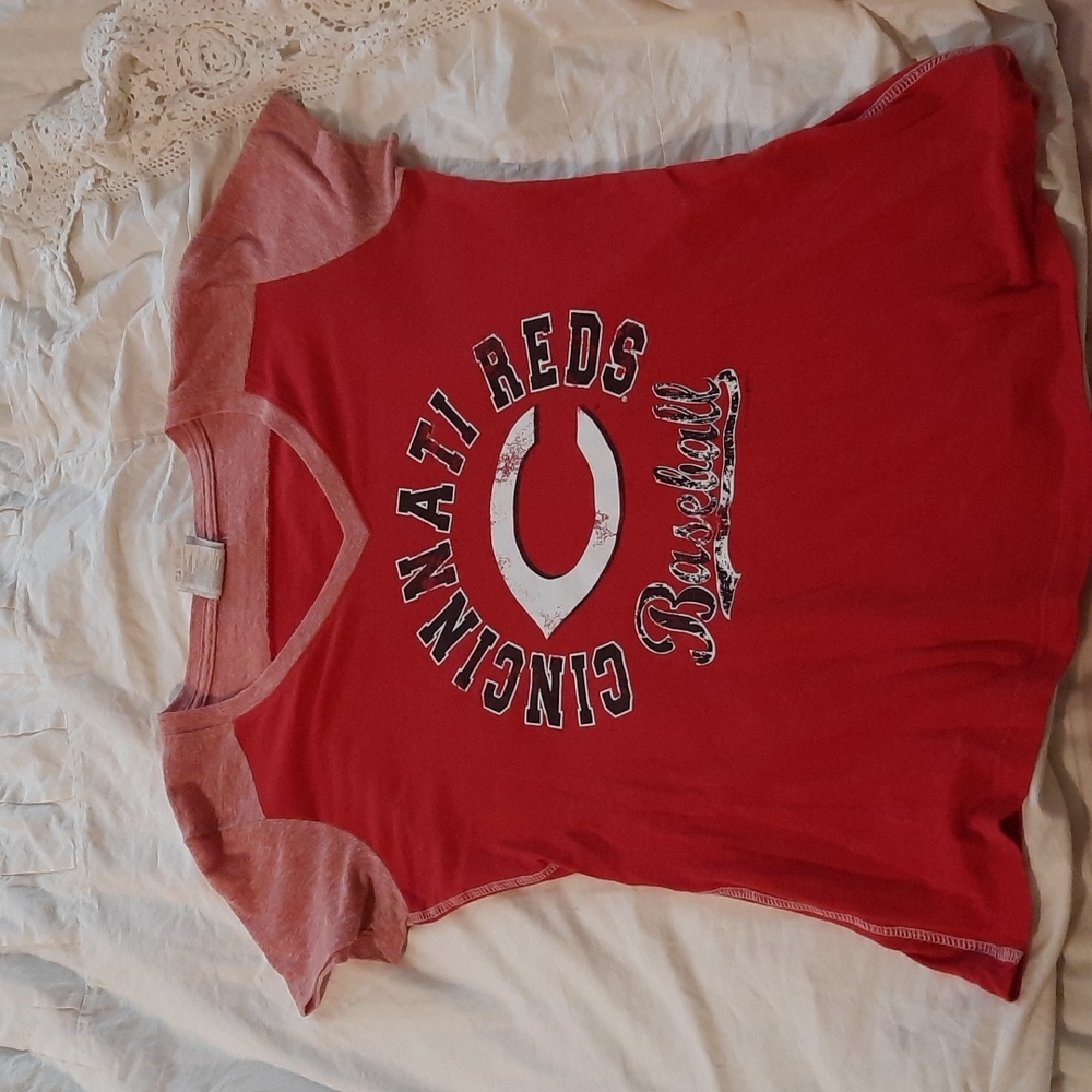 MLB Cincinnati Reds women's size small tshirt